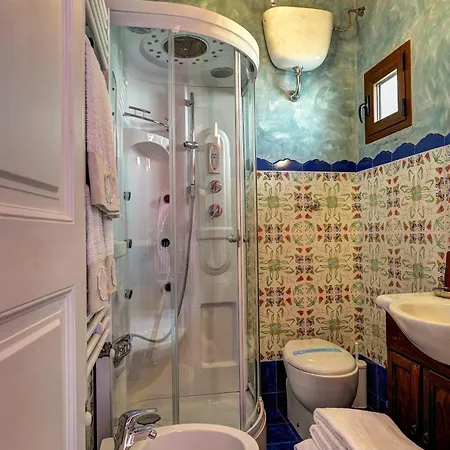 La Dimora Delle Rondini Bed & Breakfast 4*